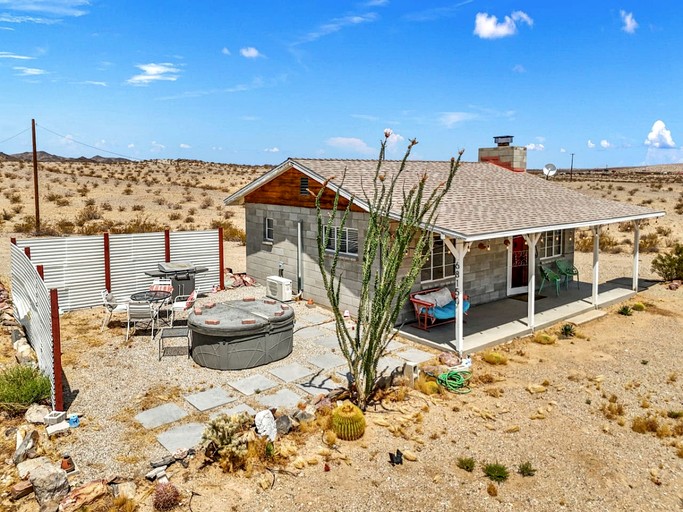 Impressive Secluded Cottage with Incredible Desert Sights and Hot-tub Provided in Twentynine Palms, California