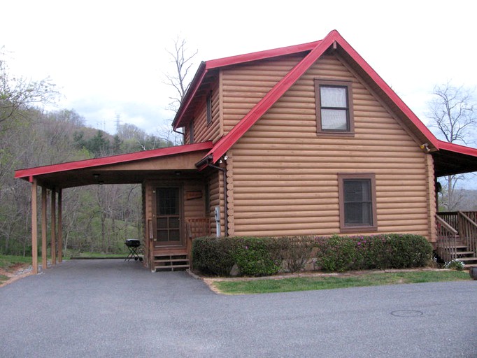 Secluded log cabin rental for a pet-friendly getaway near Asheville, North Carolina