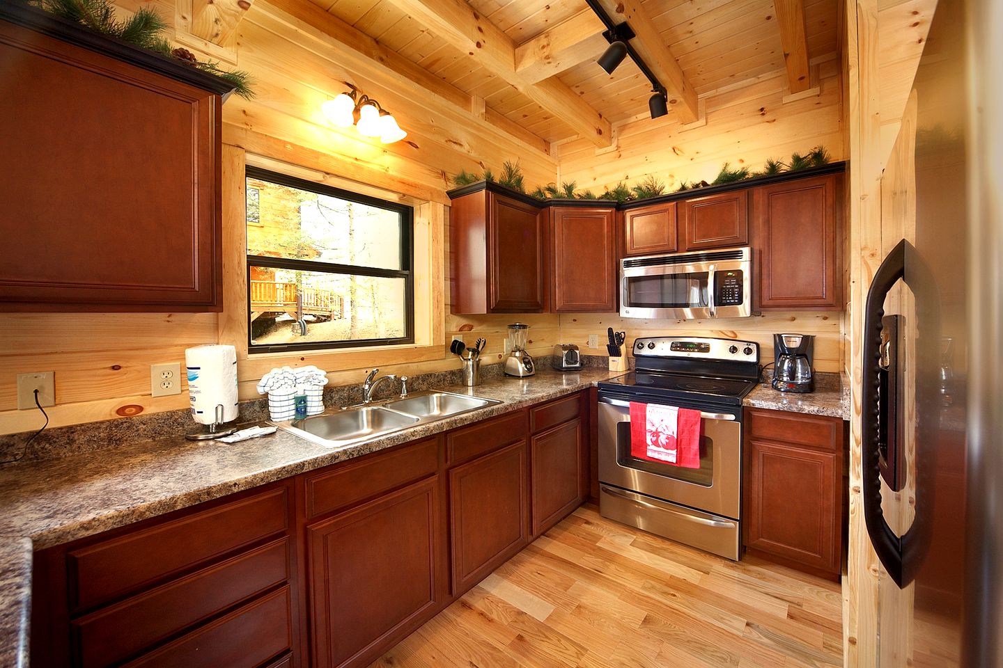 Cozy Cabin Rental with a Hot Tub near the Great Smokies, TN