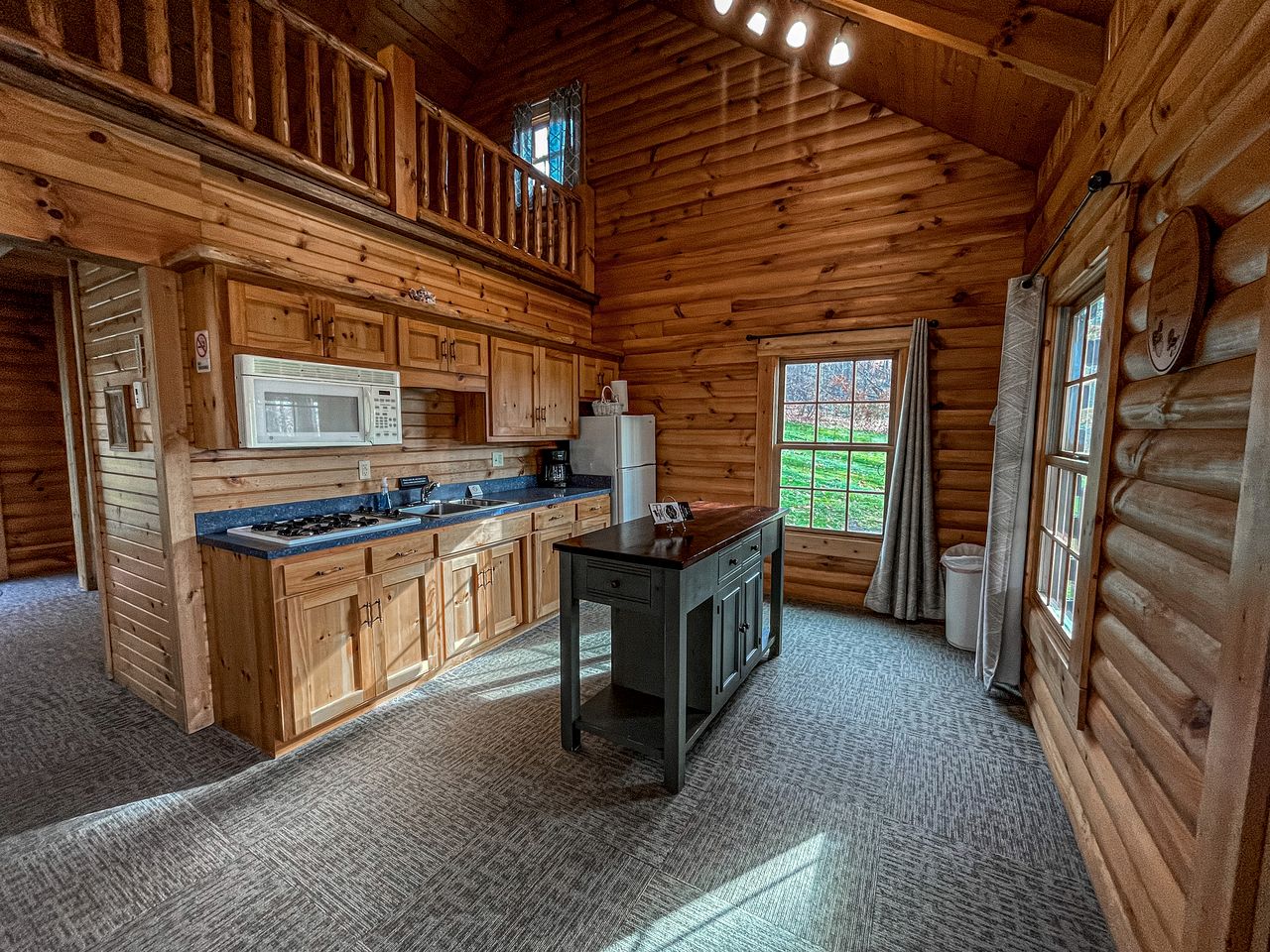 Cozy Nature Cabin with Jacuzzi on the Deck in Ohio