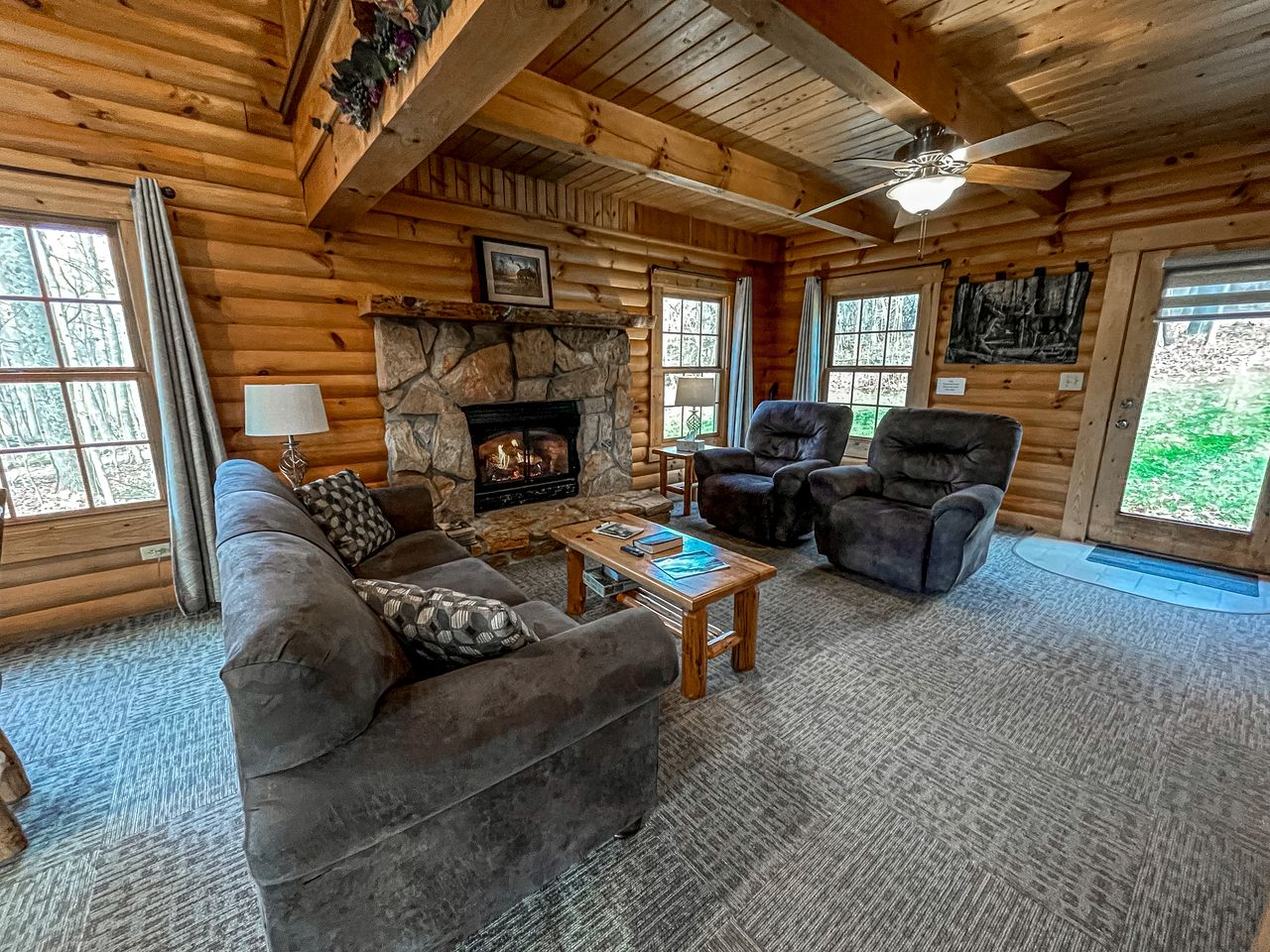 Cozy Nature Cabin with Jacuzzi on the Deck in Ohio