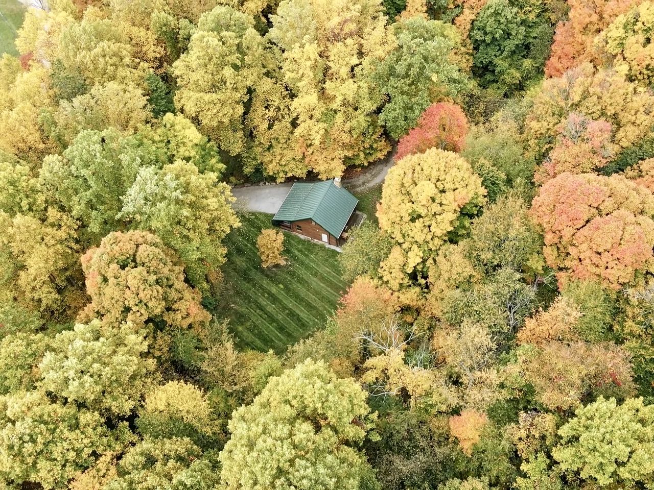 Cozy Nature Cabin with Jacuzzi on the Deck in Ohio