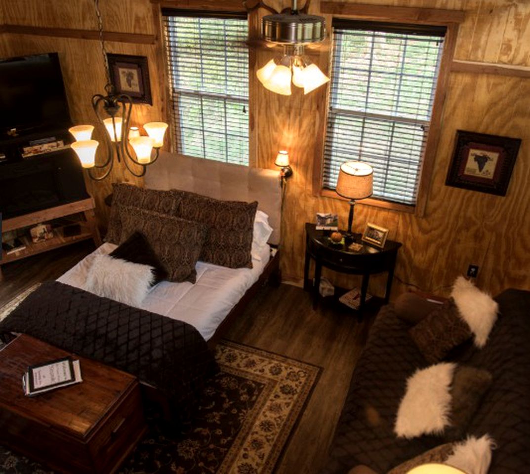 Charming Pet-Friendly Accommodation on a Beautiful Property near Caney Fork, Tennessee