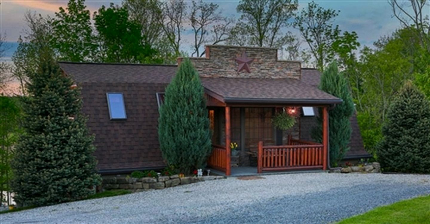 Romantic Forest Cabin with Amazing Private Deck and Spa in Ohio