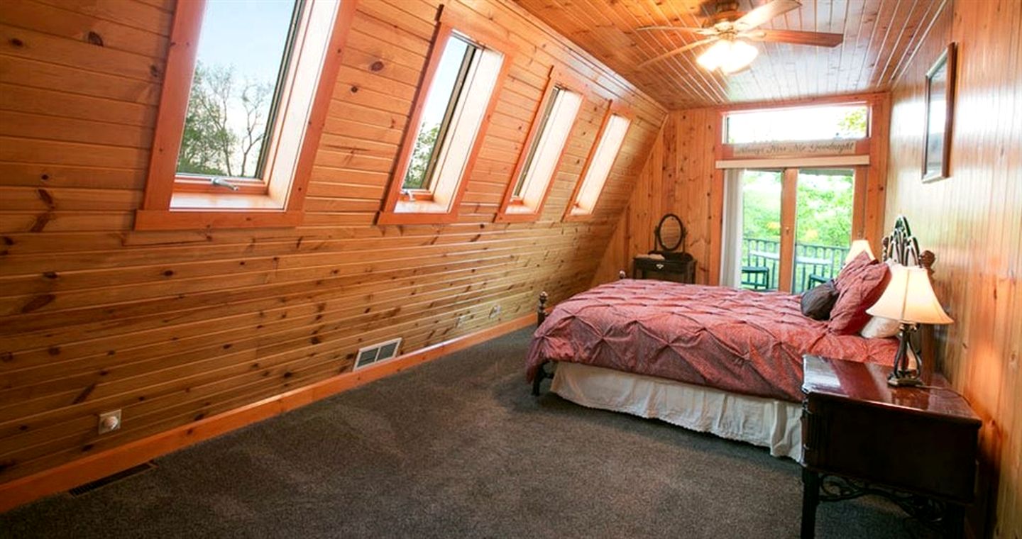 Romantic Forest Cabin with Amazing Private Deck and Spa in Ohio