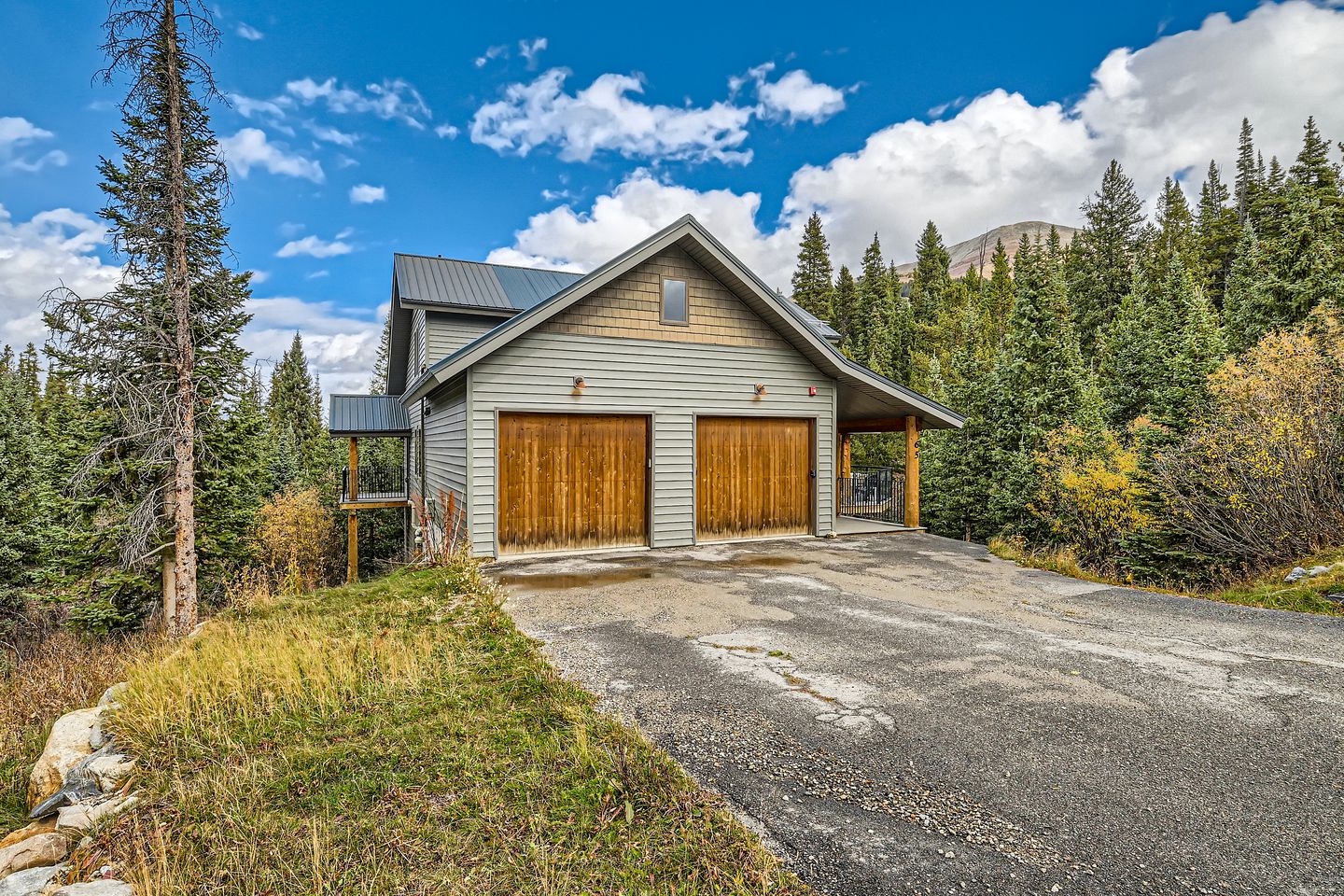 Beautiful Pet-Friendly Cabin with a Hot Tub in Breckenridge, Colorado - Amazing Spot for a Glamping Mountain Getaway