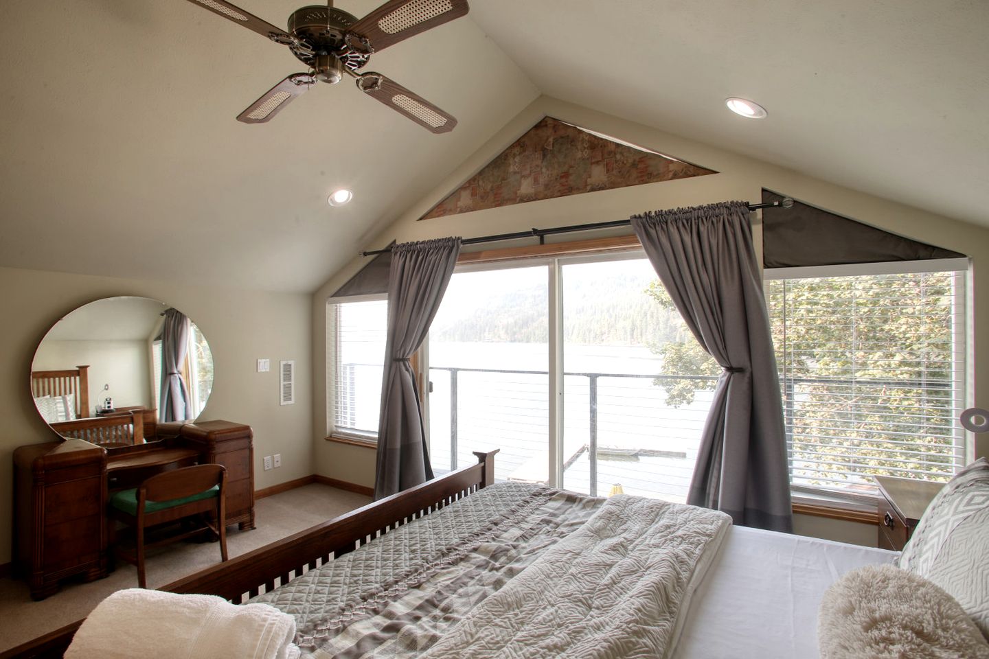 Beautiful Lakefront Family Retreat for an Unforgettable Getaway in Nature by Twin Lakes, Idaho