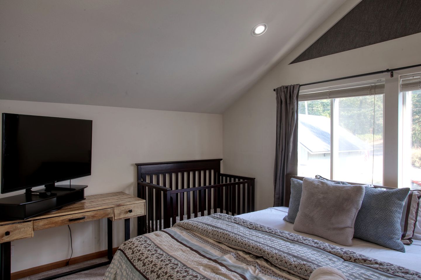 Beautiful Lakefront Family Retreat for an Unforgettable Getaway in Nature by Twin Lakes, Idaho