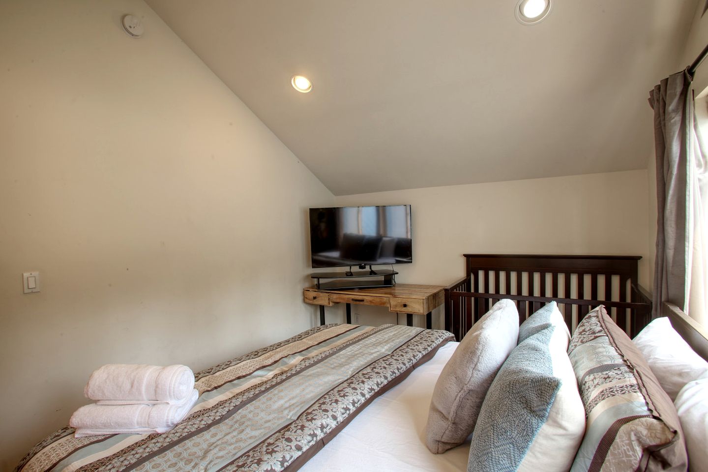 Beautiful Lakefront Family Retreat for an Unforgettable Getaway in Nature by Twin Lakes, Idaho