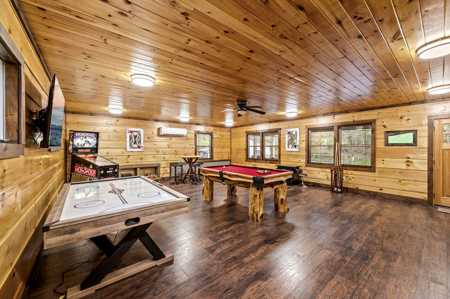 Luxury Pet-Friendly Cabin with Game Room, Hot Tub, and Fenced Yard in Arts and Crafts Community, Gatlinburg