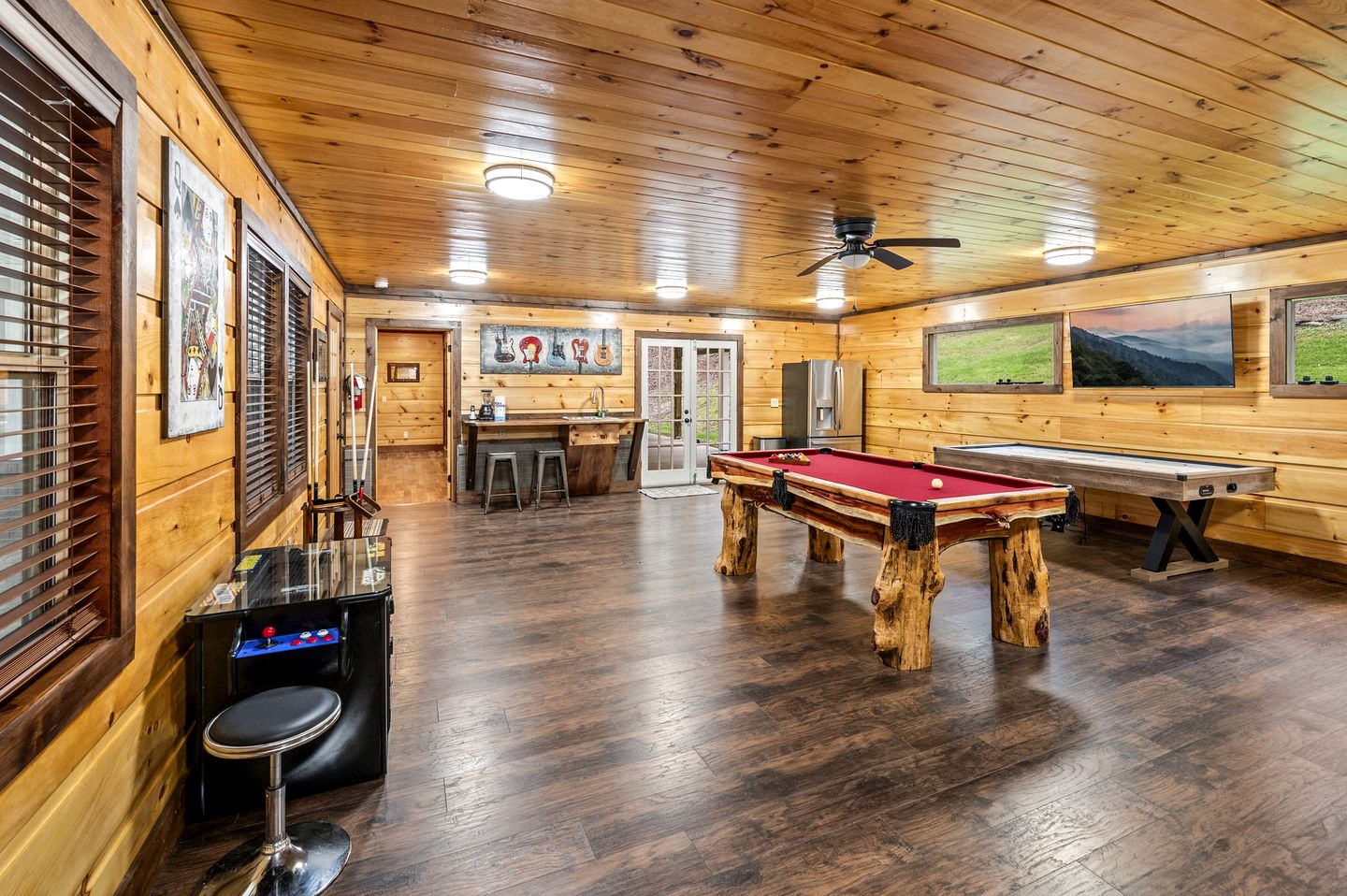 Luxury Pet-Friendly Cabin with Game Room, Hot Tub, and Fenced Yard in Arts and Crafts Community, Gatlinburg