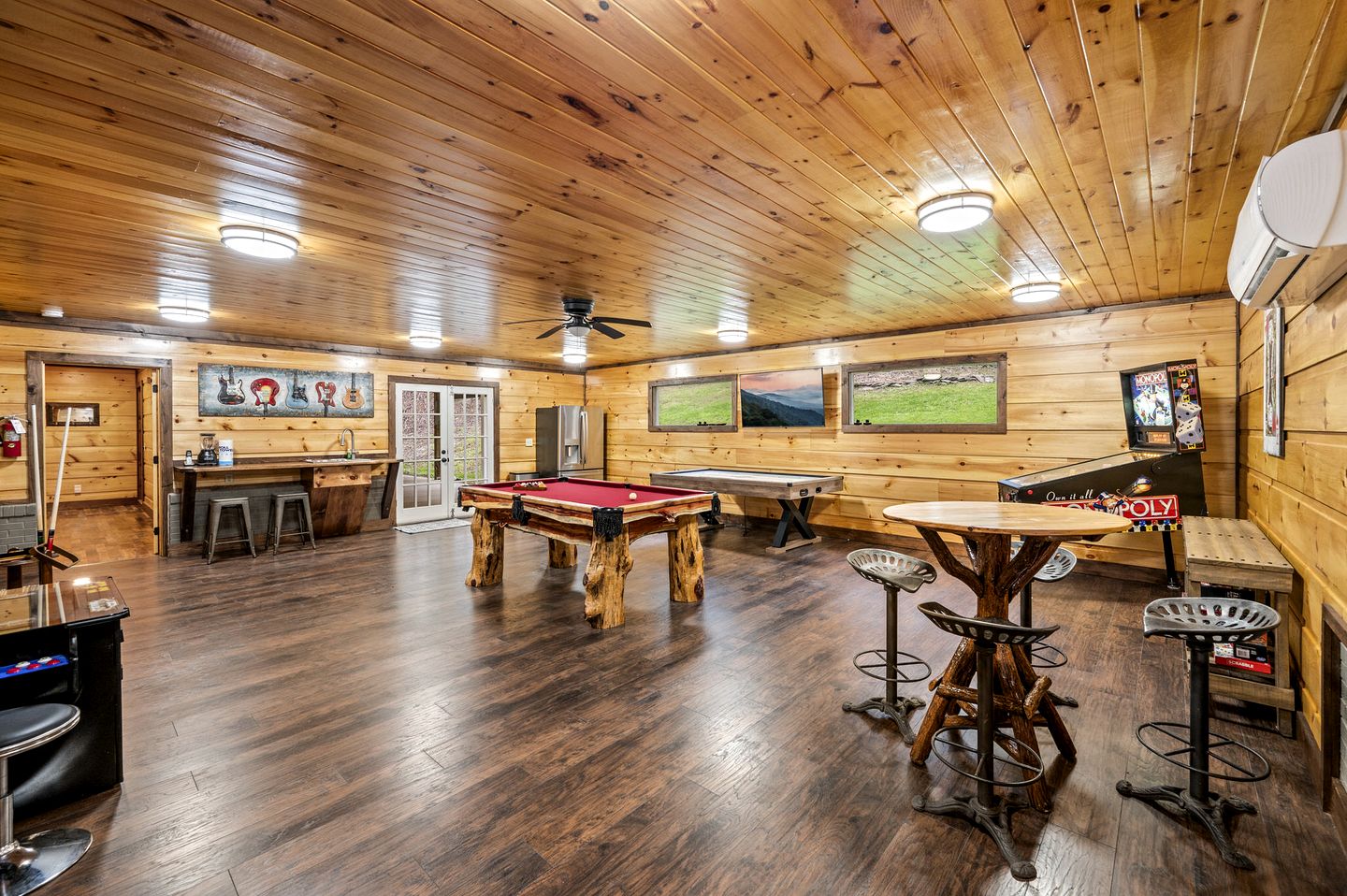 Luxury Pet-Friendly Cabin with Game Room, Hot Tub, and Fenced Yard in Arts and Crafts Community, Gatlinburg