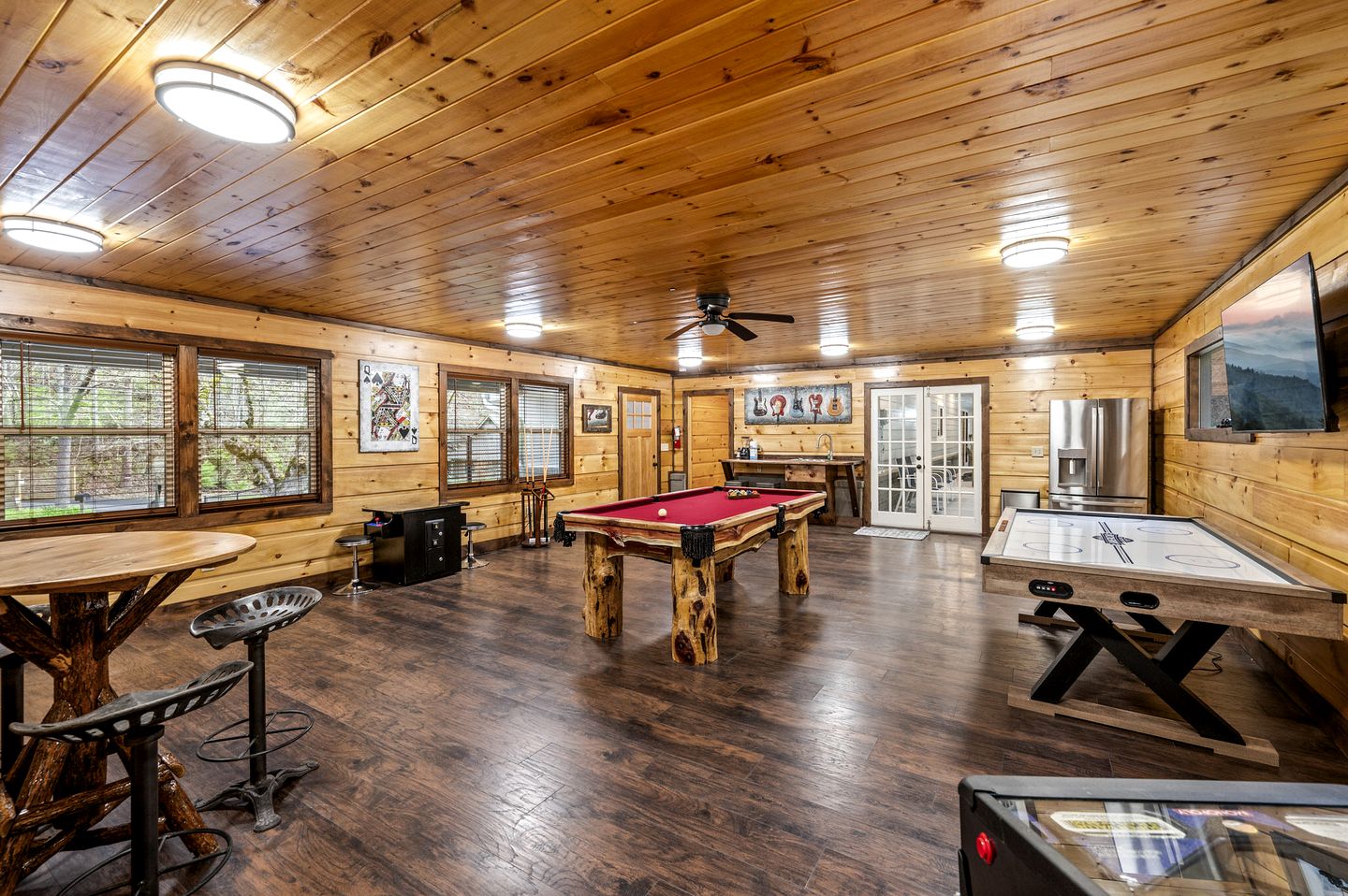 Luxury Pet-Friendly Cabin with Game Room, Hot Tub, and Fenced Yard in Arts and Crafts Community, Gatlinburg