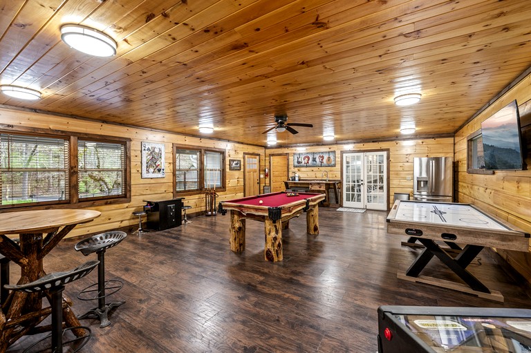 Luxury Pet-Friendly Cabin with Game Room, Hot Tub, and Fenced Yard in Arts and Crafts Community, Gatlinburg