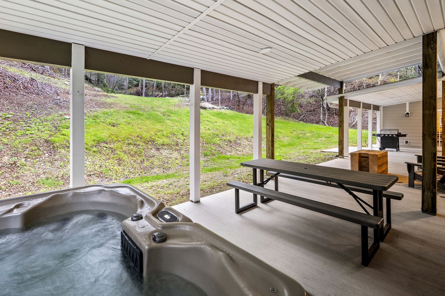 Luxury Pet-Friendly Cabin with Game Room, Hot Tub, and Fenced Yard in Arts and Crafts Community, Gatlinburg