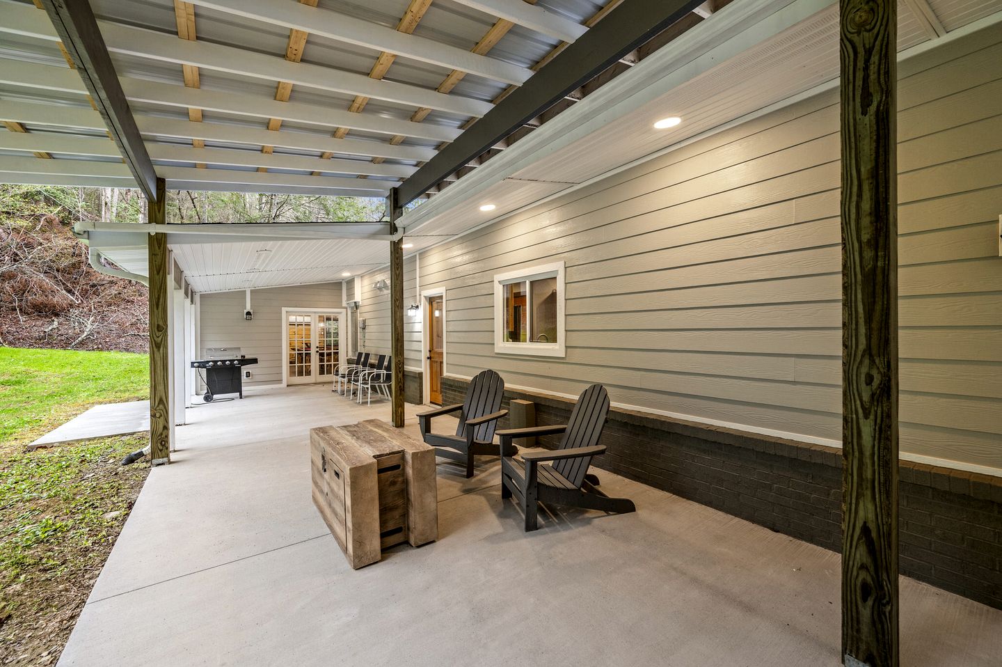 Luxury Pet-Friendly Cabin with Game Room, Hot Tub, and Fenced Yard in Arts and Crafts Community, Gatlinburg