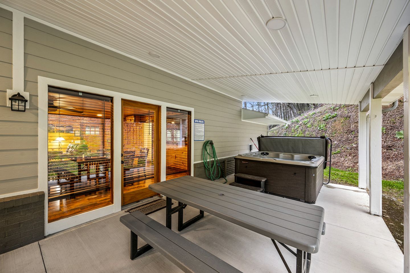 Luxury Pet-Friendly Cabin with Game Room, Hot Tub, and Fenced Yard in Arts and Crafts Community, Gatlinburg