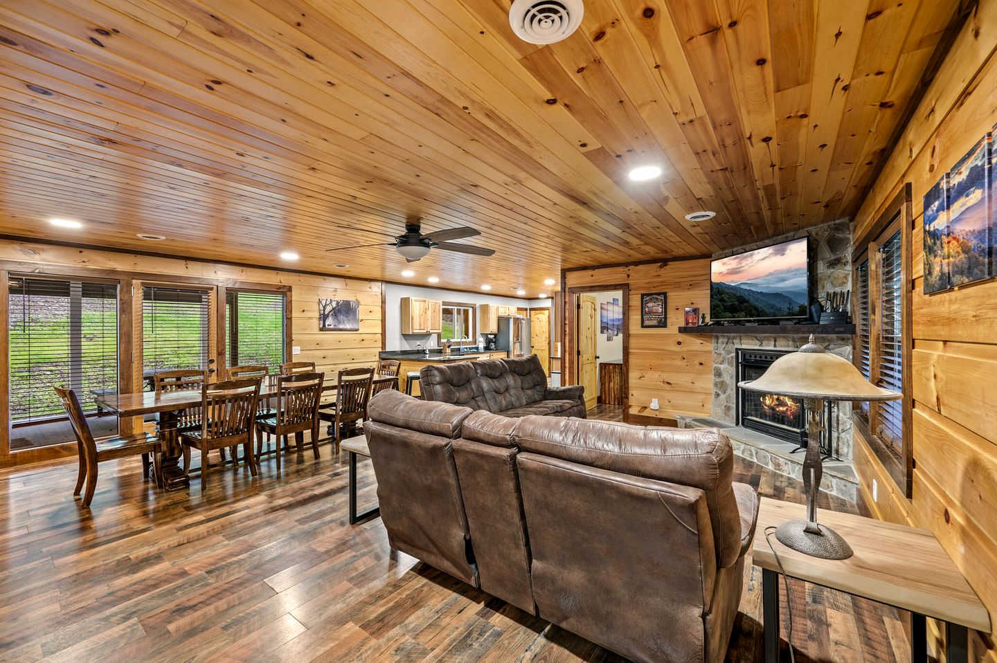 Luxury Pet-Friendly Cabin with Game Room, Hot Tub, and Fenced Yard in Arts and Crafts Community, Gatlinburg