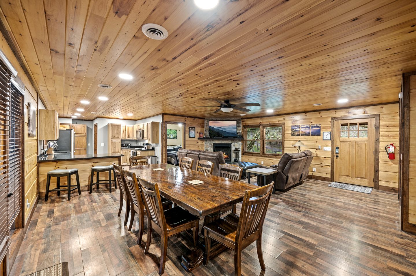 Luxury Pet-Friendly Cabin with Game Room, Hot Tub, and Fenced Yard in Arts and Crafts Community, Gatlinburg