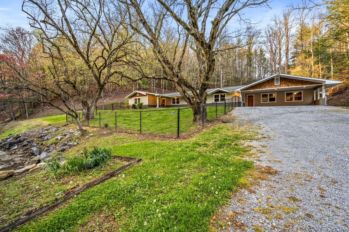 Luxury Pet-Friendly Cabin with Game Room, Hot Tub, and Fenced Yard in Arts and Crafts Community, Gatlinburg