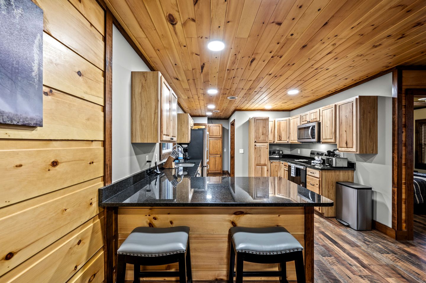 Luxury Pet-Friendly Cabin with Game Room, Hot Tub, and Fenced Yard in Arts and Crafts Community, Gatlinburg