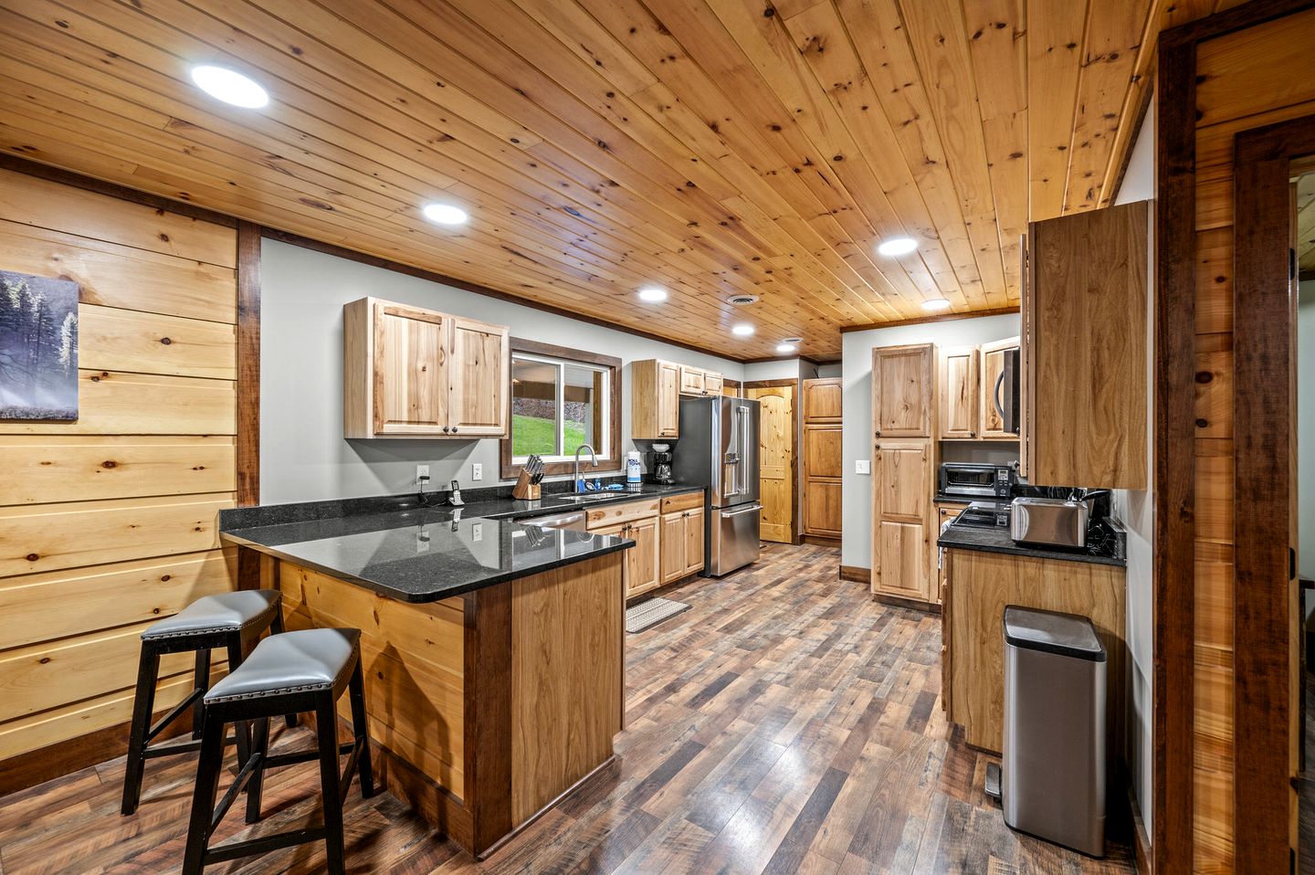 Luxury Pet-Friendly Cabin with Game Room, Hot Tub, and Fenced Yard in Arts and Crafts Community, Gatlinburg