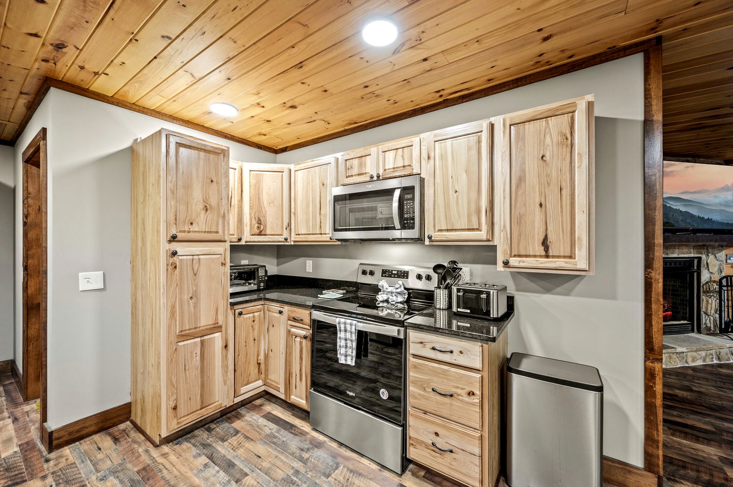 Luxury Pet-Friendly Cabin with Game Room, Hot Tub, and Fenced Yard in Arts and Crafts Community, Gatlinburg