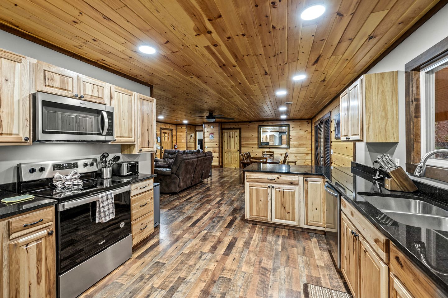 Luxury Pet-Friendly Cabin with Game Room, Hot Tub, and Fenced Yard in Arts and Crafts Community, Gatlinburg