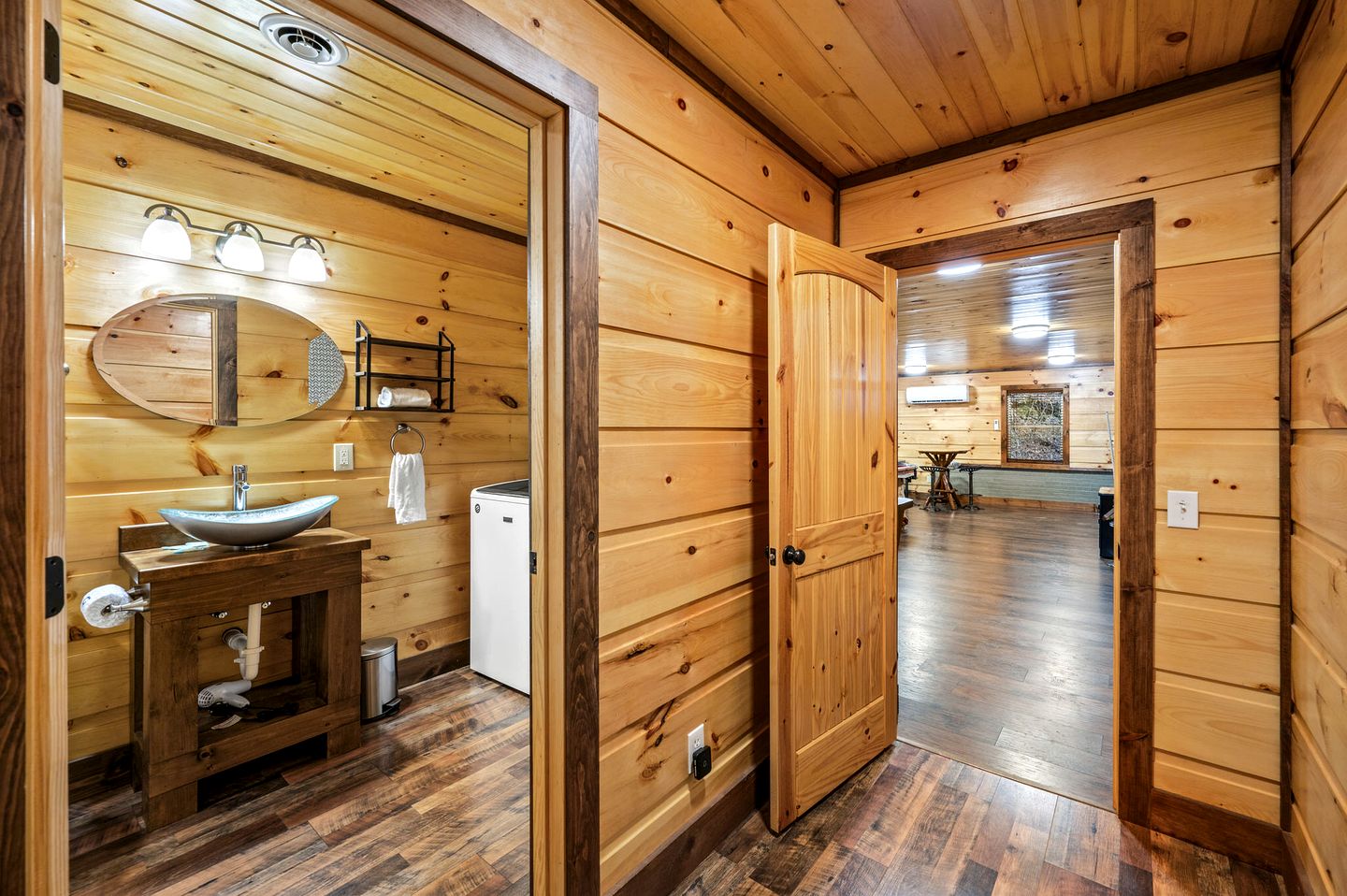 Luxury Pet-Friendly Cabin with Game Room, Hot Tub, and Fenced Yard in Arts and Crafts Community, Gatlinburg