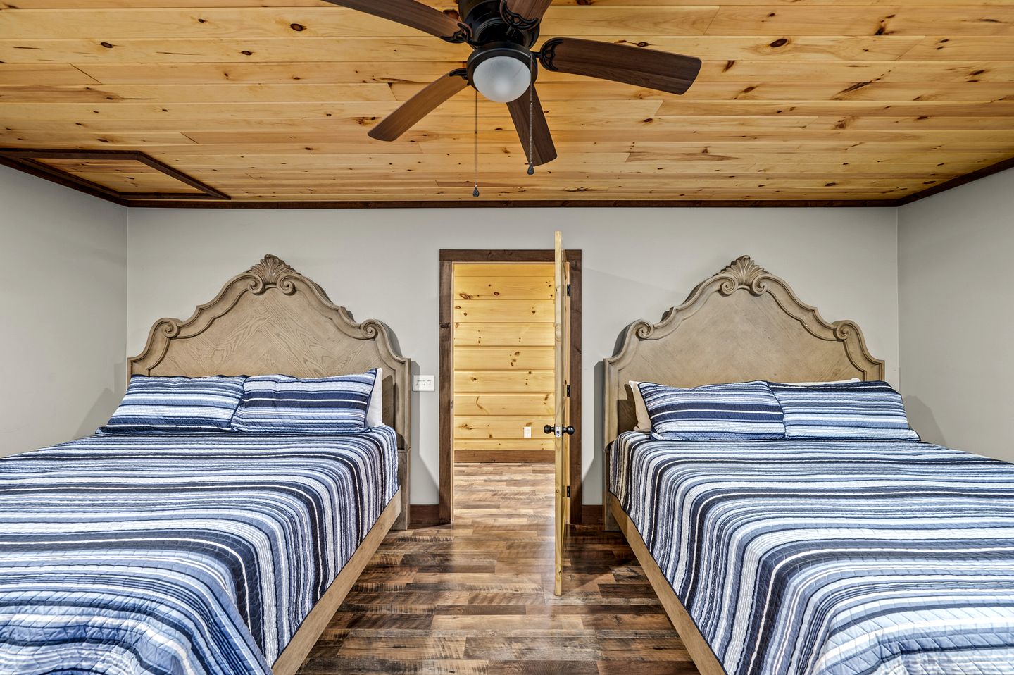 Luxury Pet-Friendly Cabin with Game Room, Hot Tub, and Fenced Yard in Arts and Crafts Community, Gatlinburg