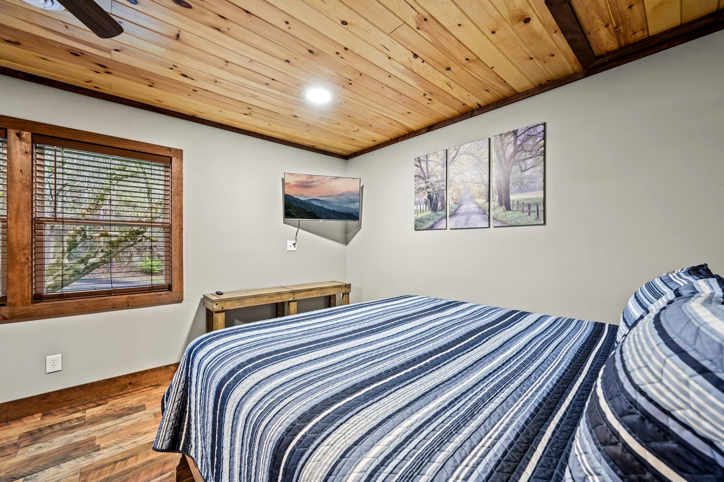 Luxury Pet-Friendly Cabin with Game Room, Hot Tub, and Fenced Yard in Arts and Crafts Community, Gatlinburg