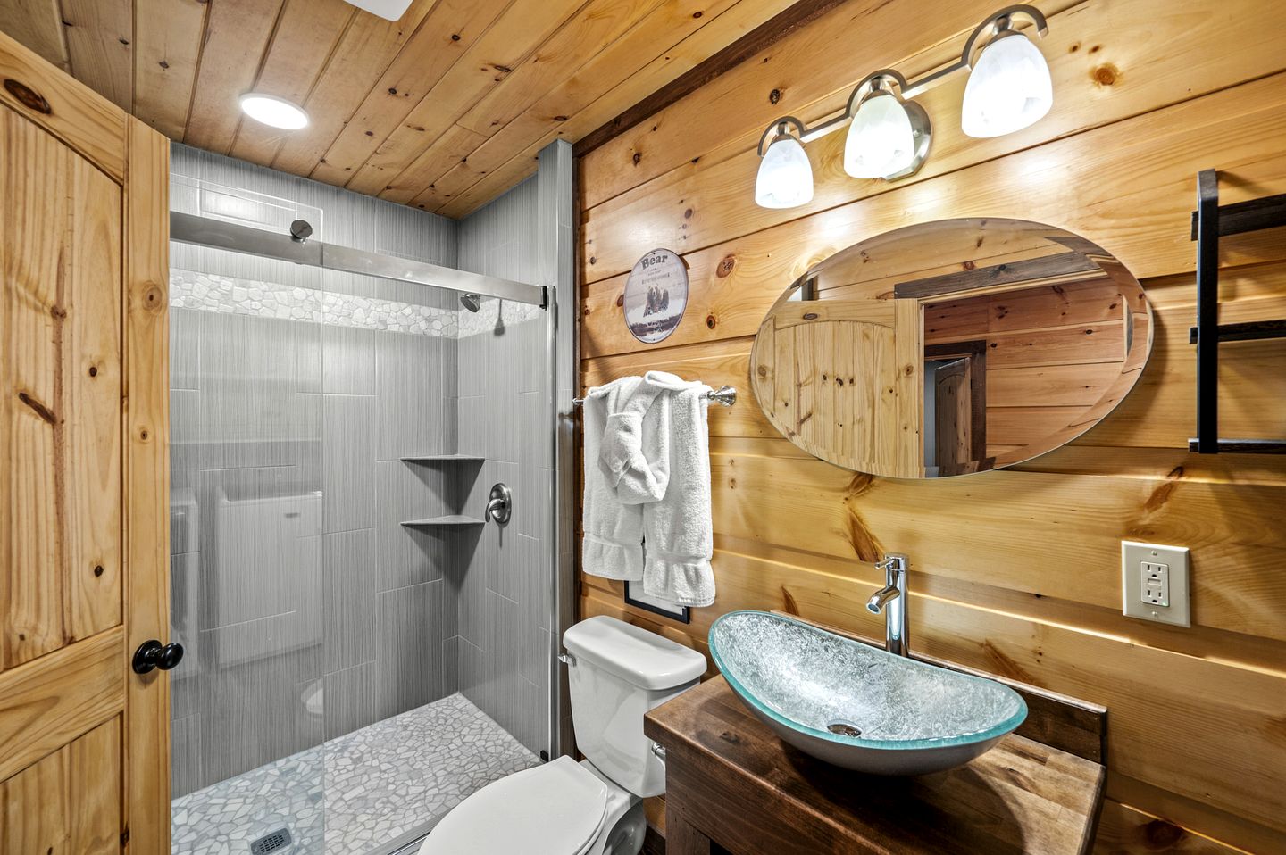 Luxury Pet-Friendly Cabin with Game Room, Hot Tub, and Fenced Yard in Arts and Crafts Community, Gatlinburg