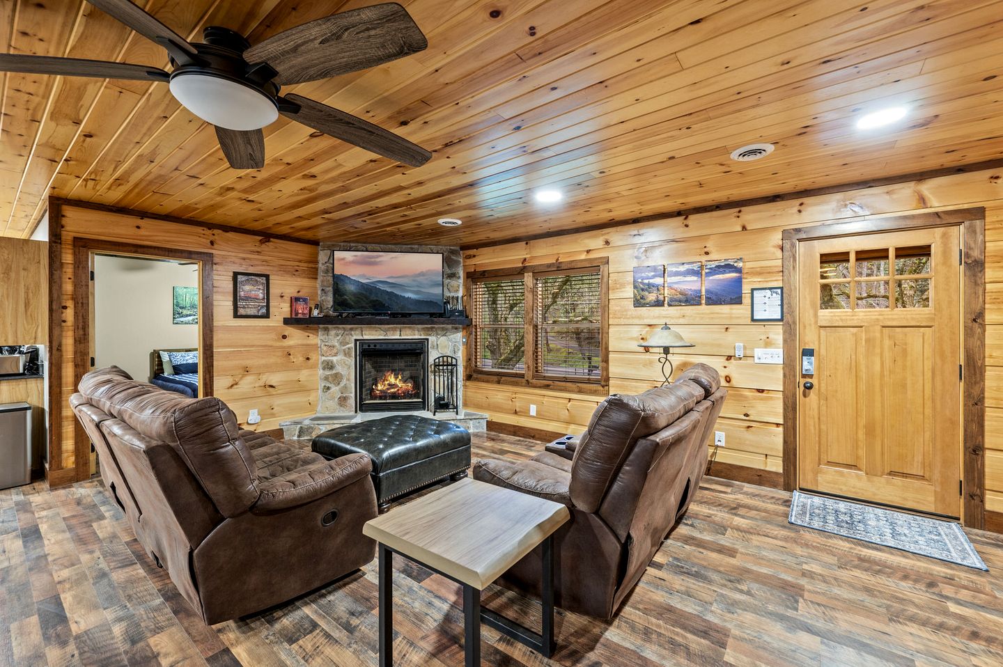 Luxury Pet-Friendly Cabin with Game Room, Hot Tub, and Fenced Yard in Arts and Crafts Community, Gatlinburg