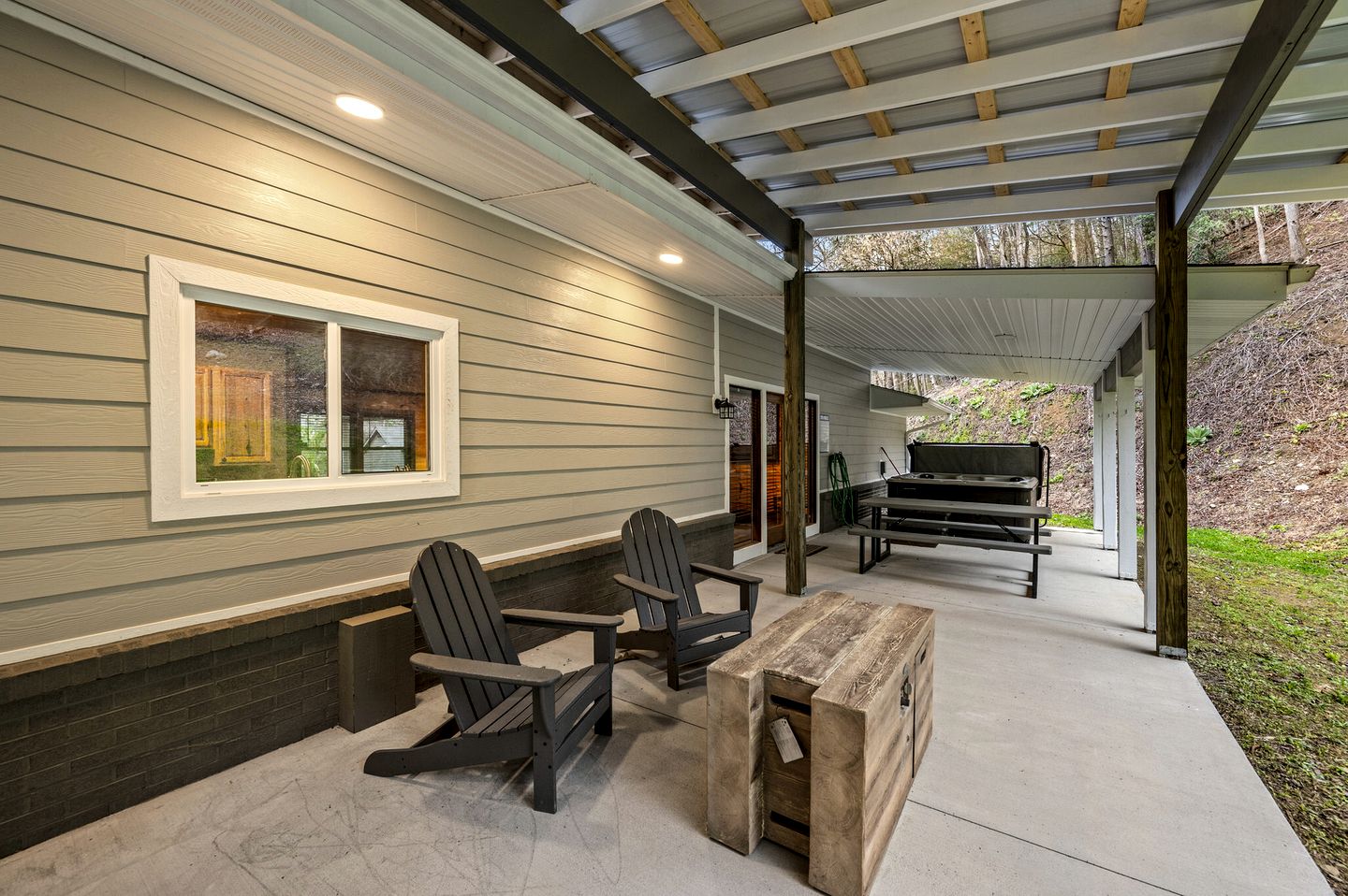 Luxury Pet-Friendly Cabin with Game Room, Hot Tub, and Fenced Yard in Arts and Crafts Community, Gatlinburg