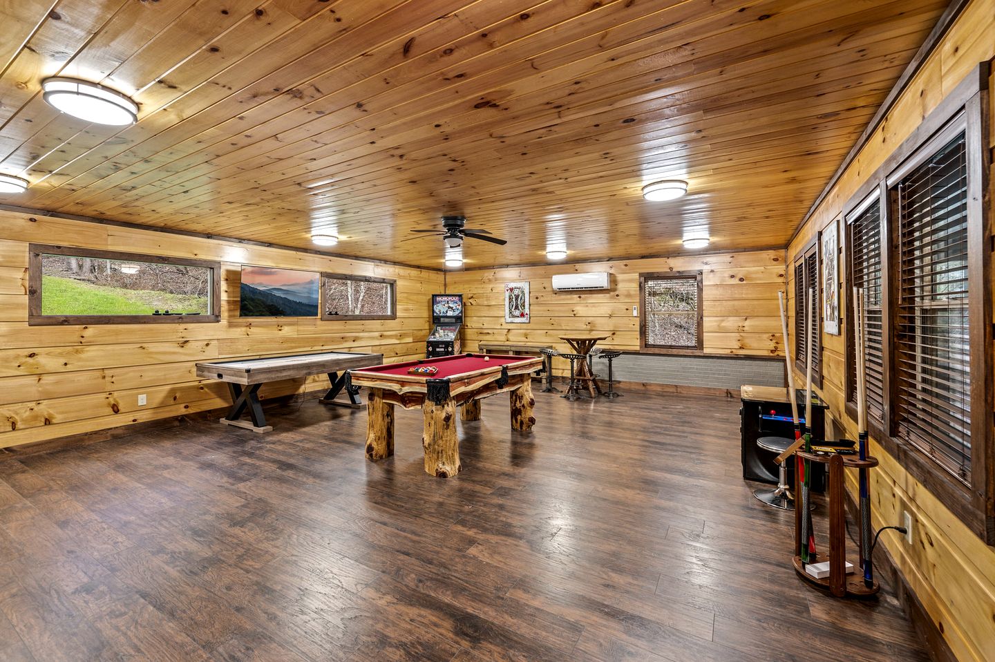 Luxury Pet-Friendly Cabin with Game Room, Hot Tub, and Fenced Yard in Arts and Crafts Community, Gatlinburg