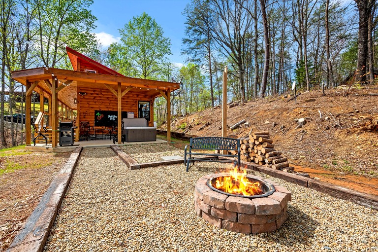 Rustic Cabin Near Great Smoky Mountains, Tennessee