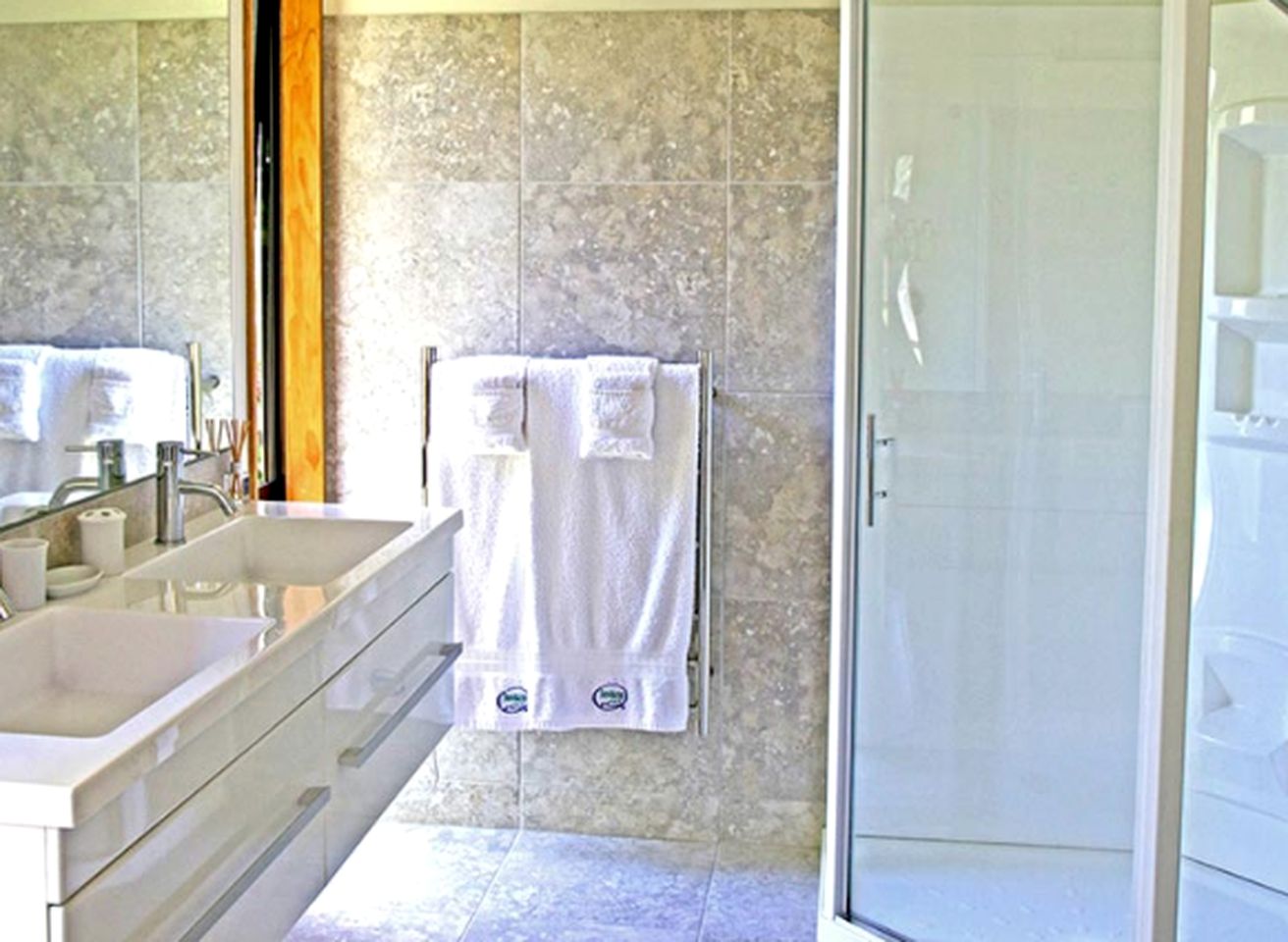 Private Room with Tropical Decor near Wharariki Beach, New Zealand