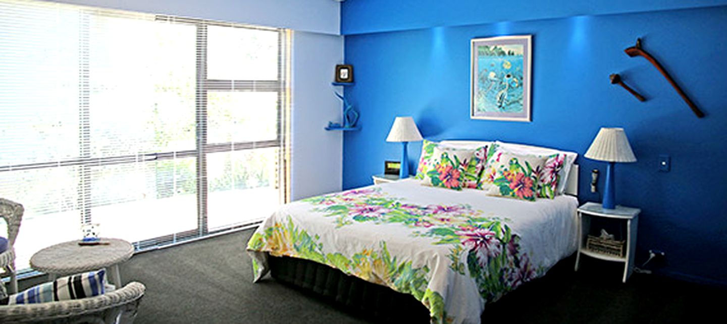 Private Room with Tropical Decor near Wharariki Beach, New Zealand