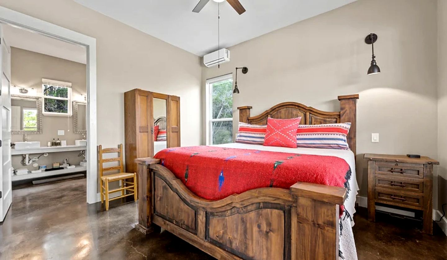 Amazing Cottage for a Family Getaway to Texas Hill Country near Dripping Springs, Texas