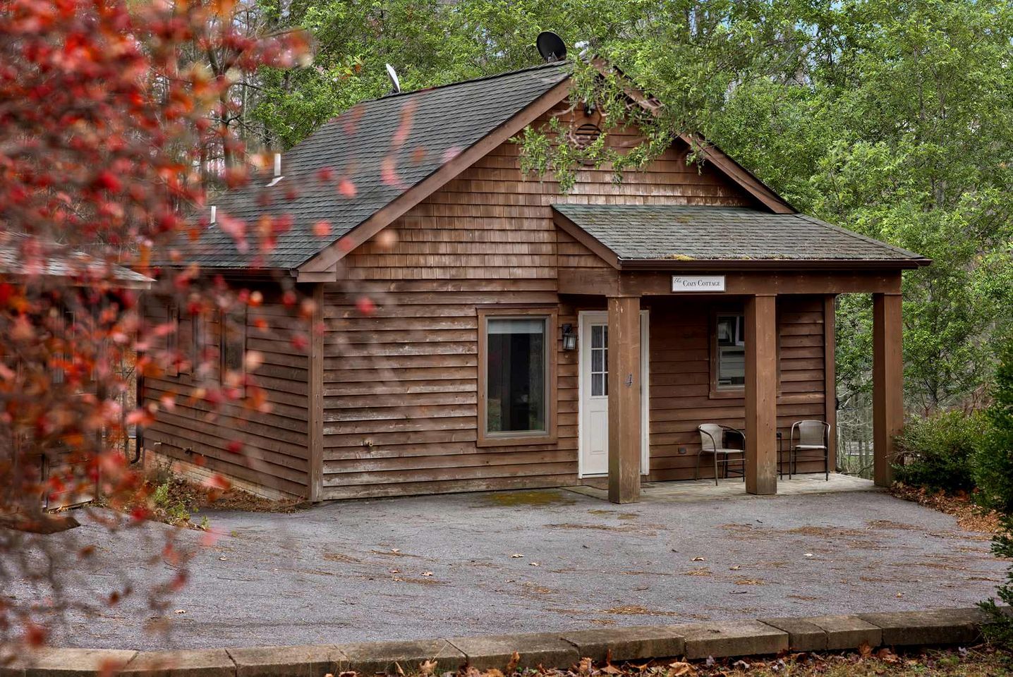 Family-Friendly Mountain Cabins with Bunkhouse & Resort Amenities Near Sleepy Creek, Hedgesville, WV
