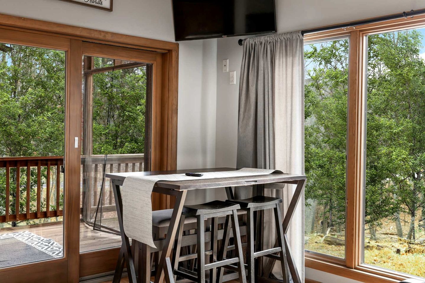 Family-Friendly Mountain Cabins with Bunkhouse & Resort Amenities Near Sleepy Creek, Hedgesville, WV