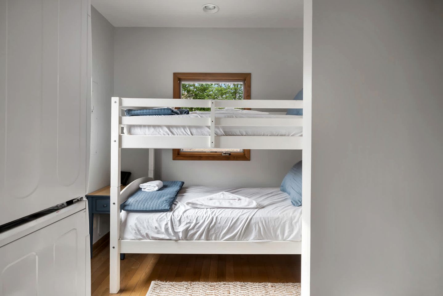 Family-Friendly Mountain Cabins with Bunkhouse & Resort Amenities Near Sleepy Creek, Hedgesville, WV