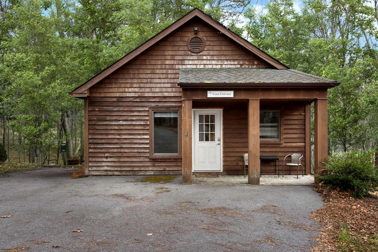 Family-Friendly Mountain Cabins with Bunkhouse & Resort Amenities Near Sleepy Creek, Hedgesville, WV