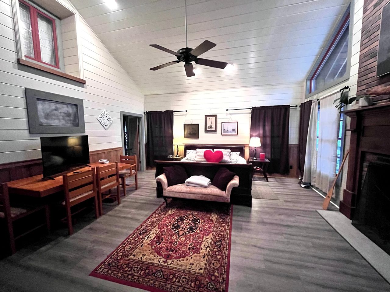 Private Cabin with Jacuzzi Great for a Group Getaway in Tennessee