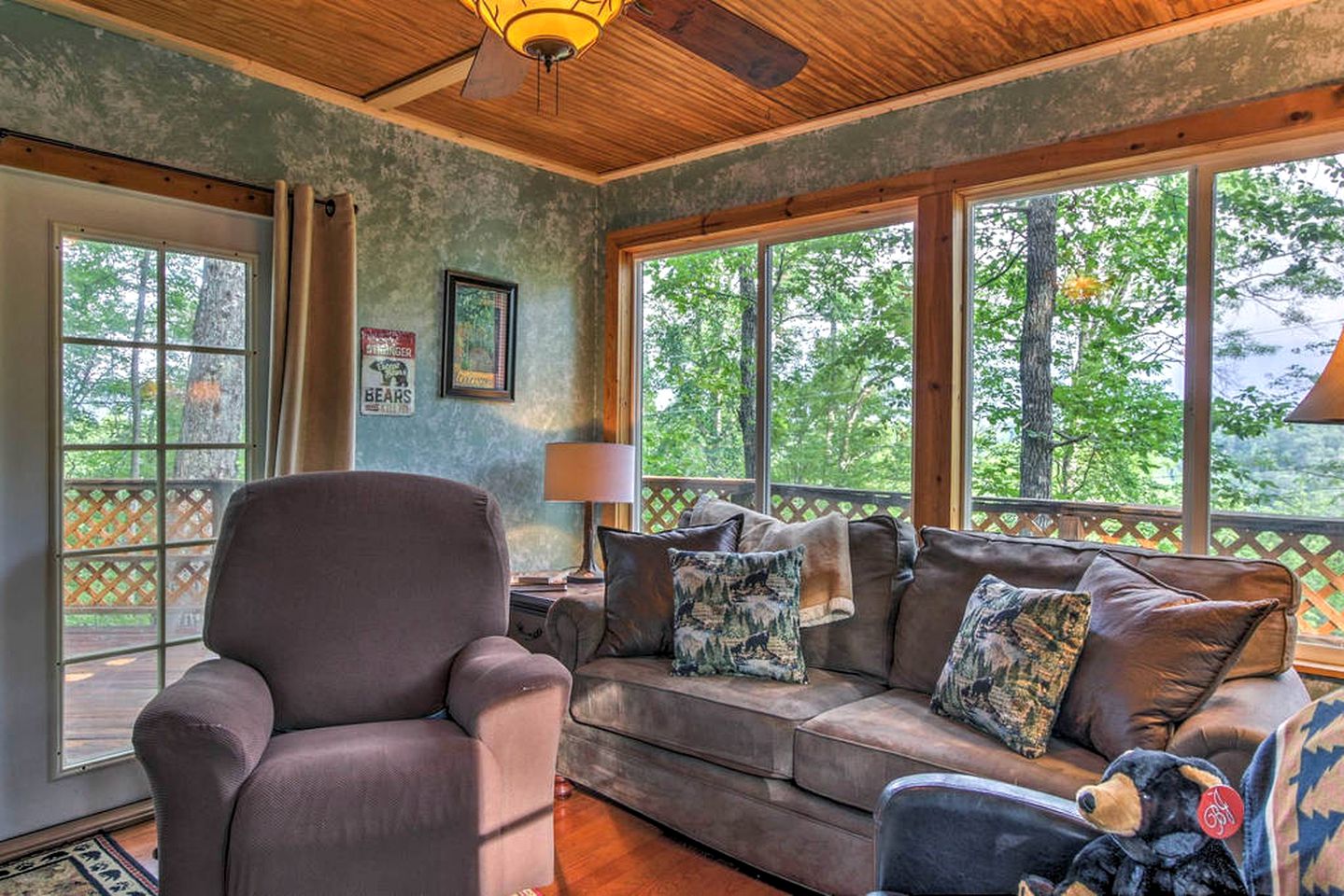 Charming Cabin near Great Smoky Mountains National Park in Sevierville, Tennessee