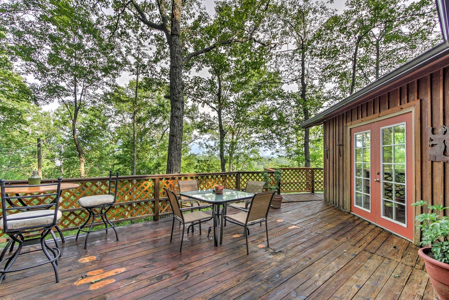 Charming Cabin near Great Smoky Mountains National Park in Sevierville, Tennessee