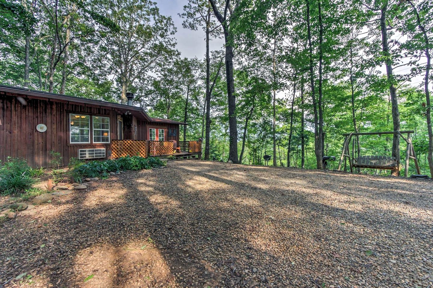 Charming Cabin near Great Smoky Mountains National Park in Sevierville, Tennessee