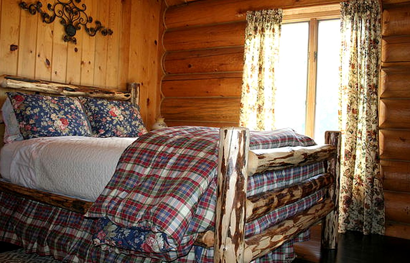 Luxury Cabin with a Hot Tub near Yellowstone Park in Montana