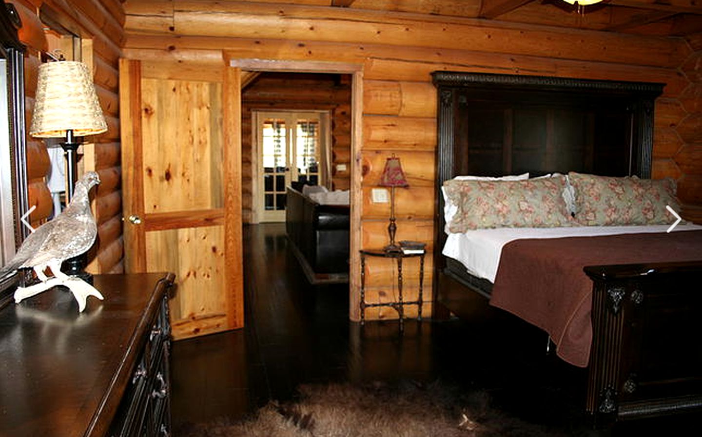 Luxury Cabin with a Hot Tub near Yellowstone Park in Montana