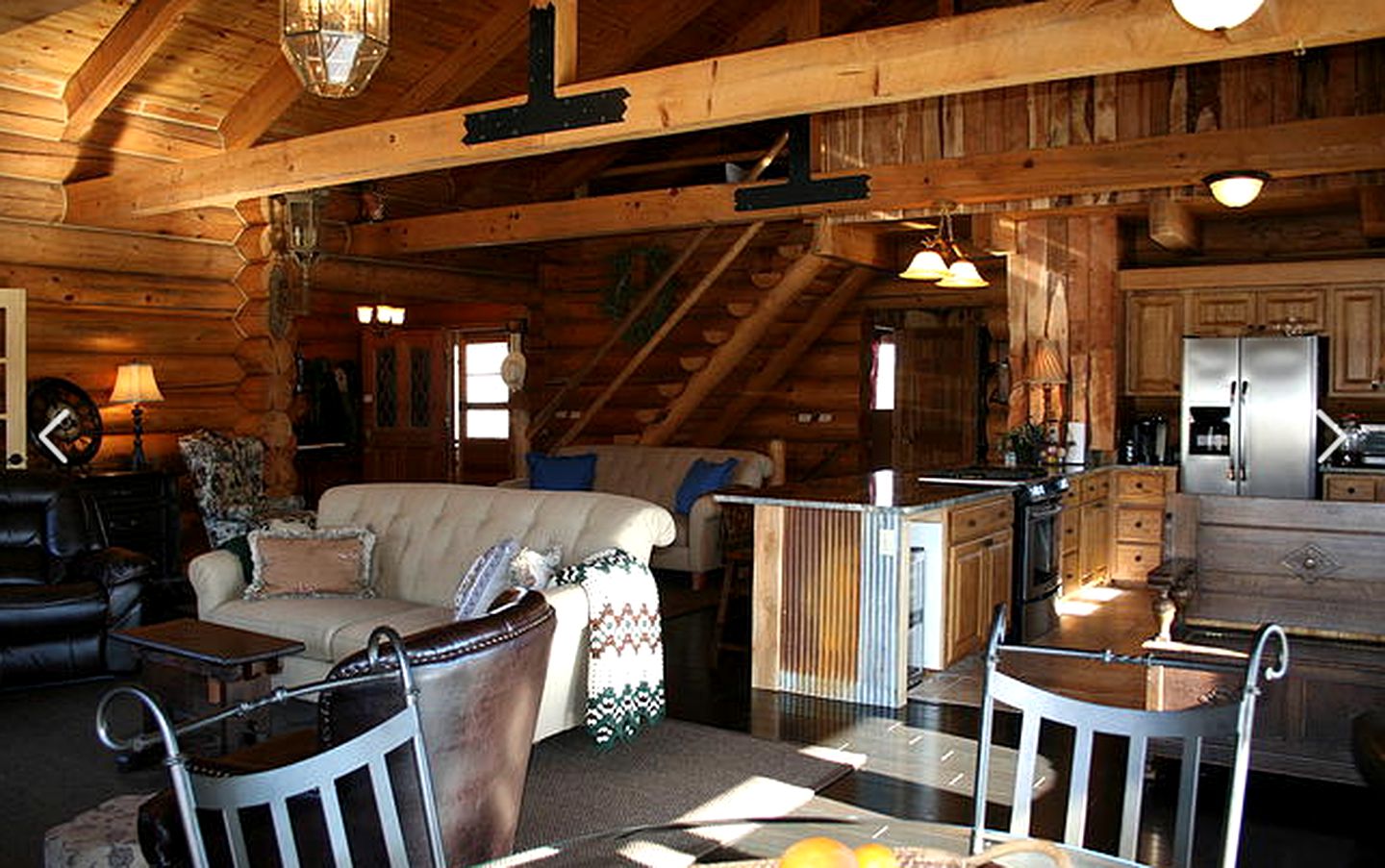 Luxury Cabin with a Hot Tub near Yellowstone Park in Montana